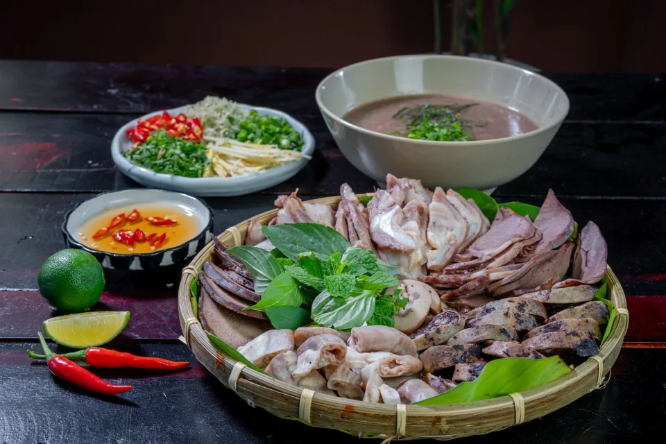 Bàn ăn tại Phan Anh Quốc